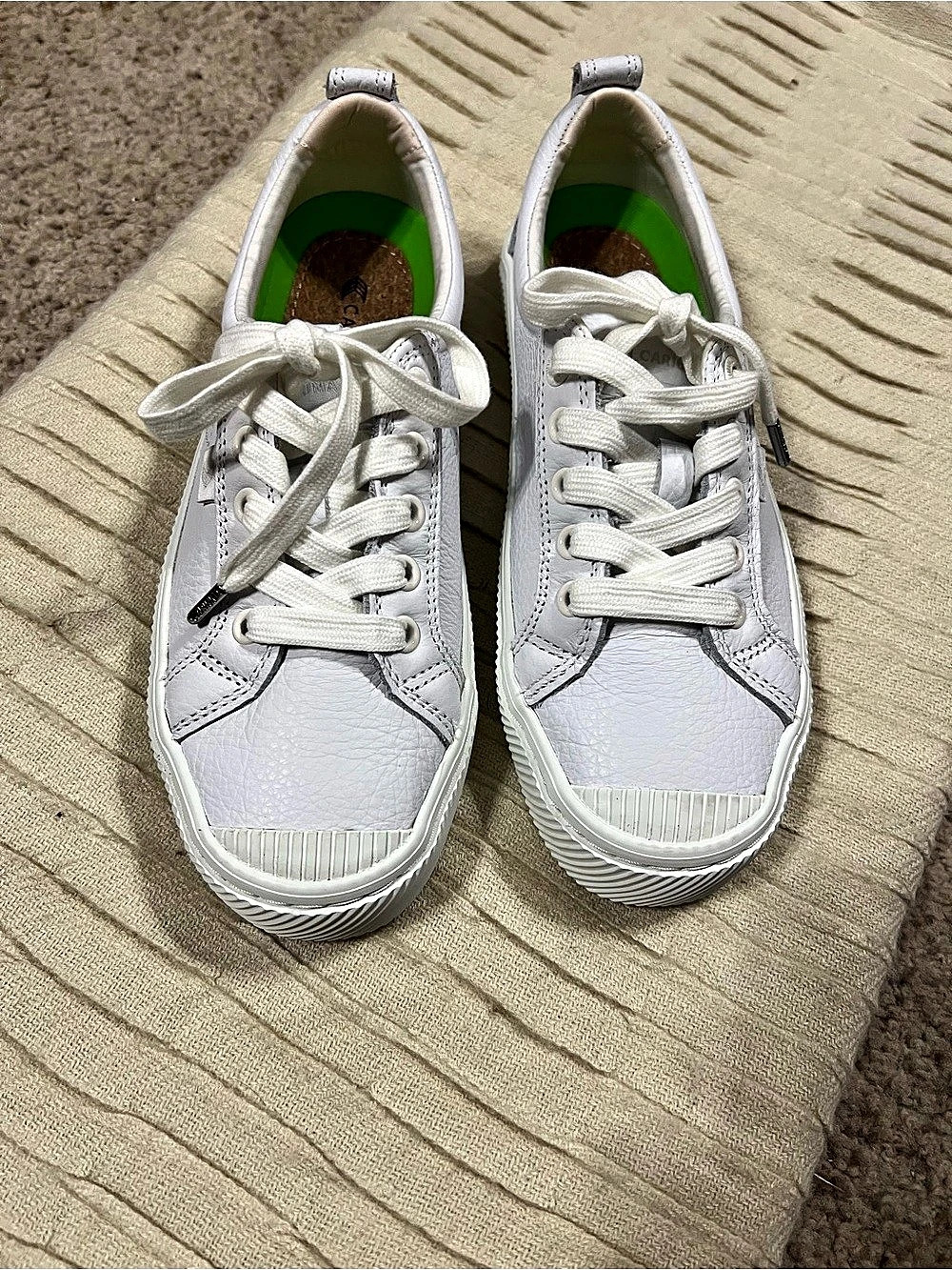Cariuma OCA Low White Premium Pebble Leather Sneakers - New without Tags
